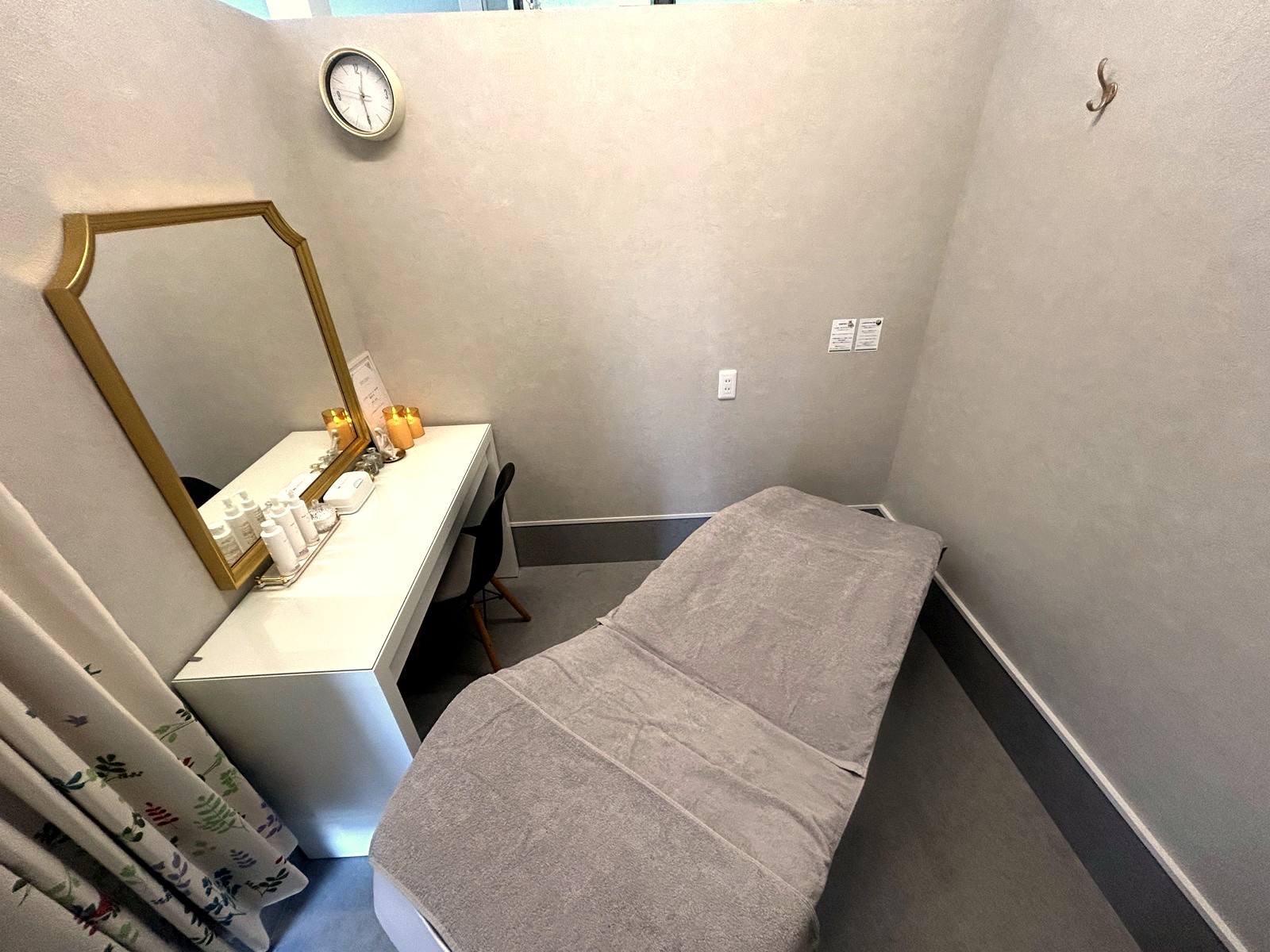 Re:room の入口。グリーンを添えた白の空間