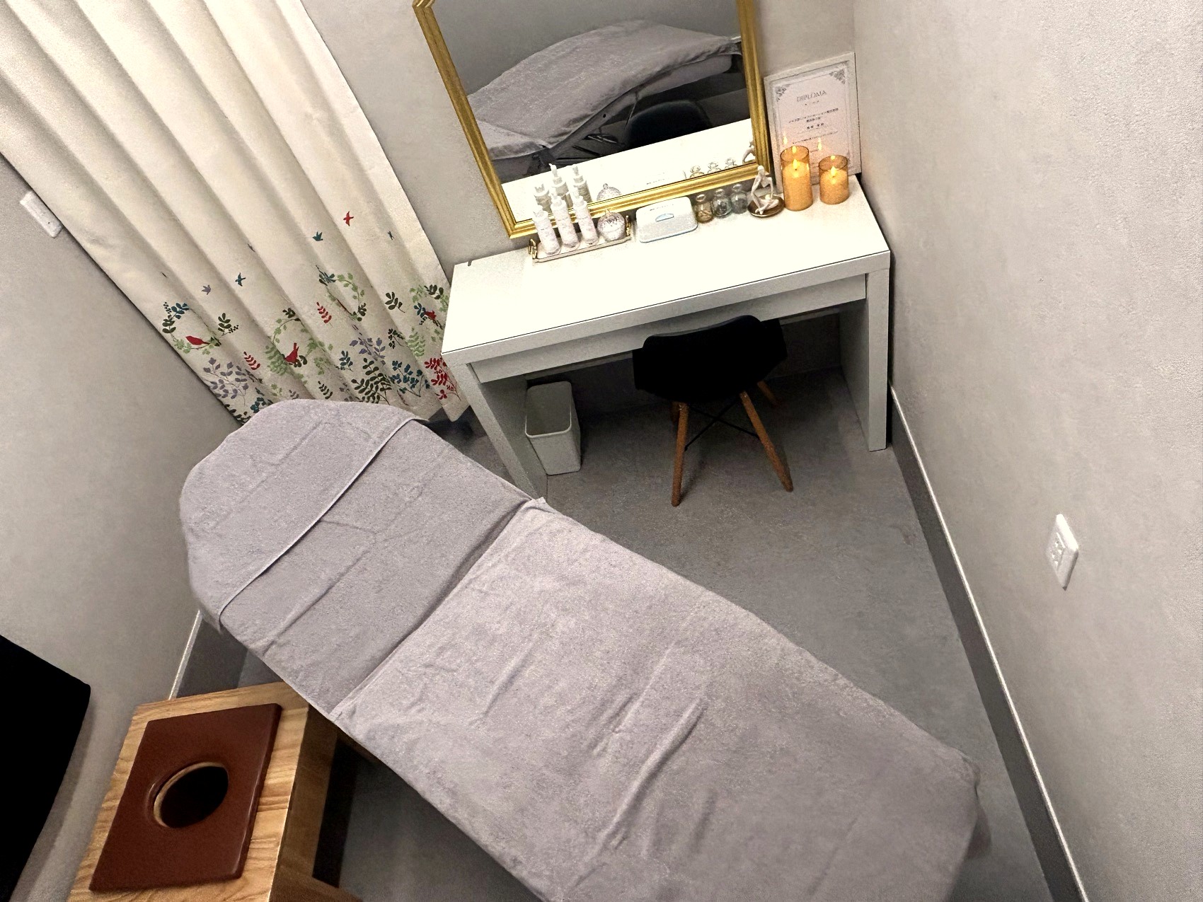 施術ベッドとドレッサーのあるプライベート個室
